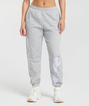 Gymshark Cherub Graphic Joggers Broek Lichtgrijs | 50DTLPWFQ